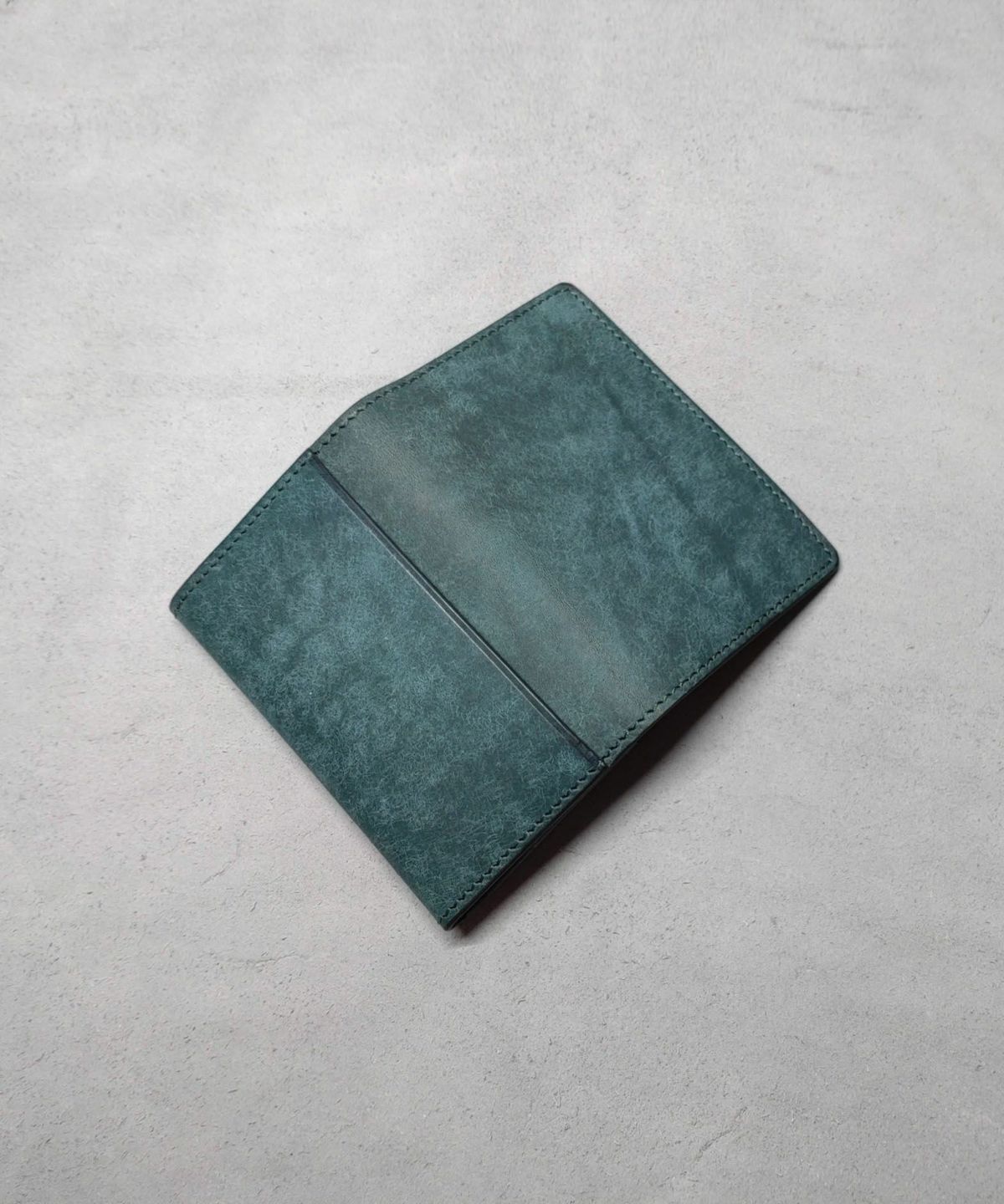 外装背面のカードポケット付