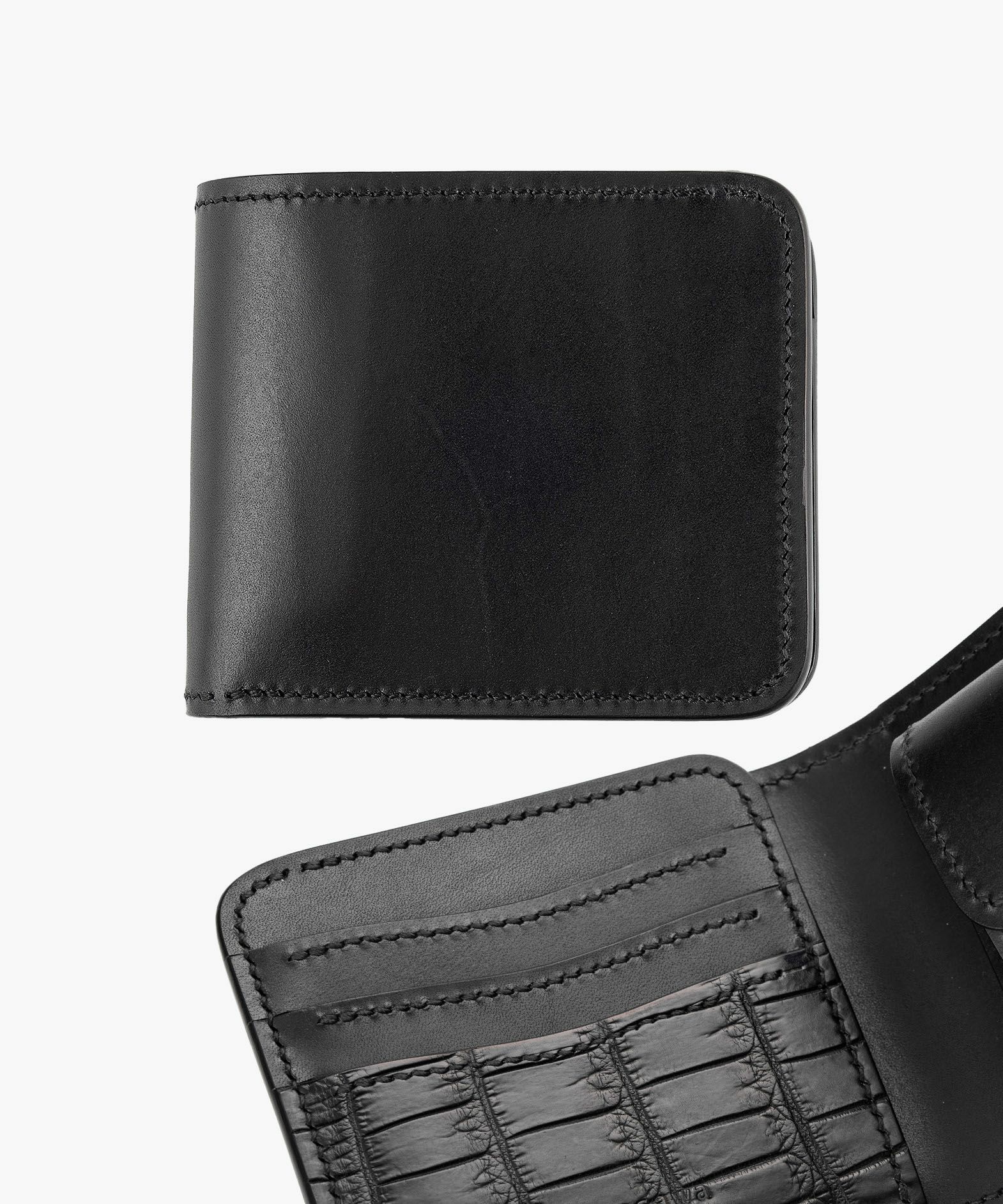 外装：Black、裏貼り（札室・コインケース内）：型押し、金具：真鍮（Gold）、内装装飾（クロコダイル／ブラック）：有