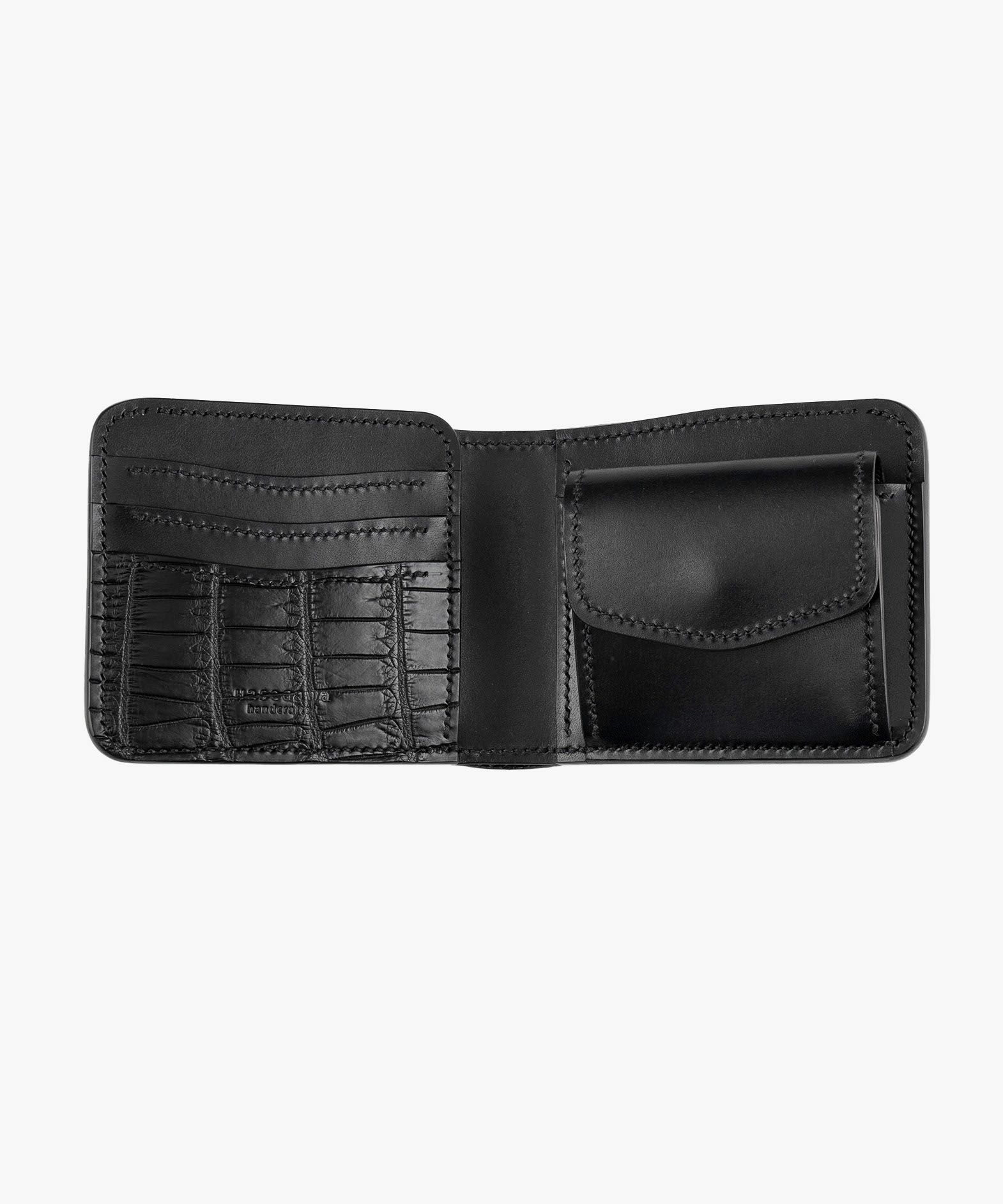 外装：Black、裏貼り（札室・コインケース内）：型押し、金具：真鍮（Gold）、内装装飾（クロコダイル／ブラック）：有