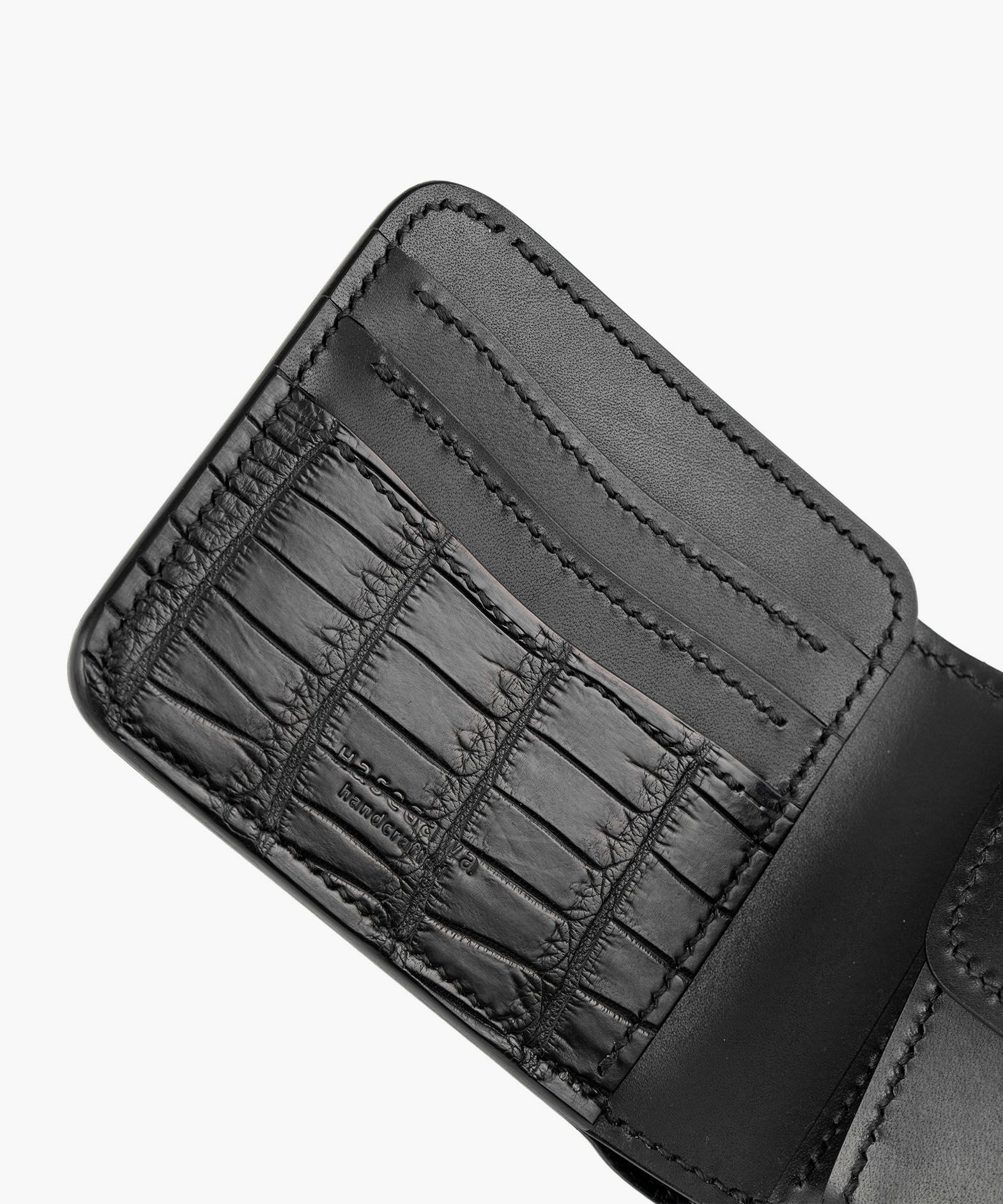 外装：Black、裏貼り（札室・コインケース内）：型押し、金具：真鍮（Gold）、内装装飾（クロコダイル／ブラック）：有
