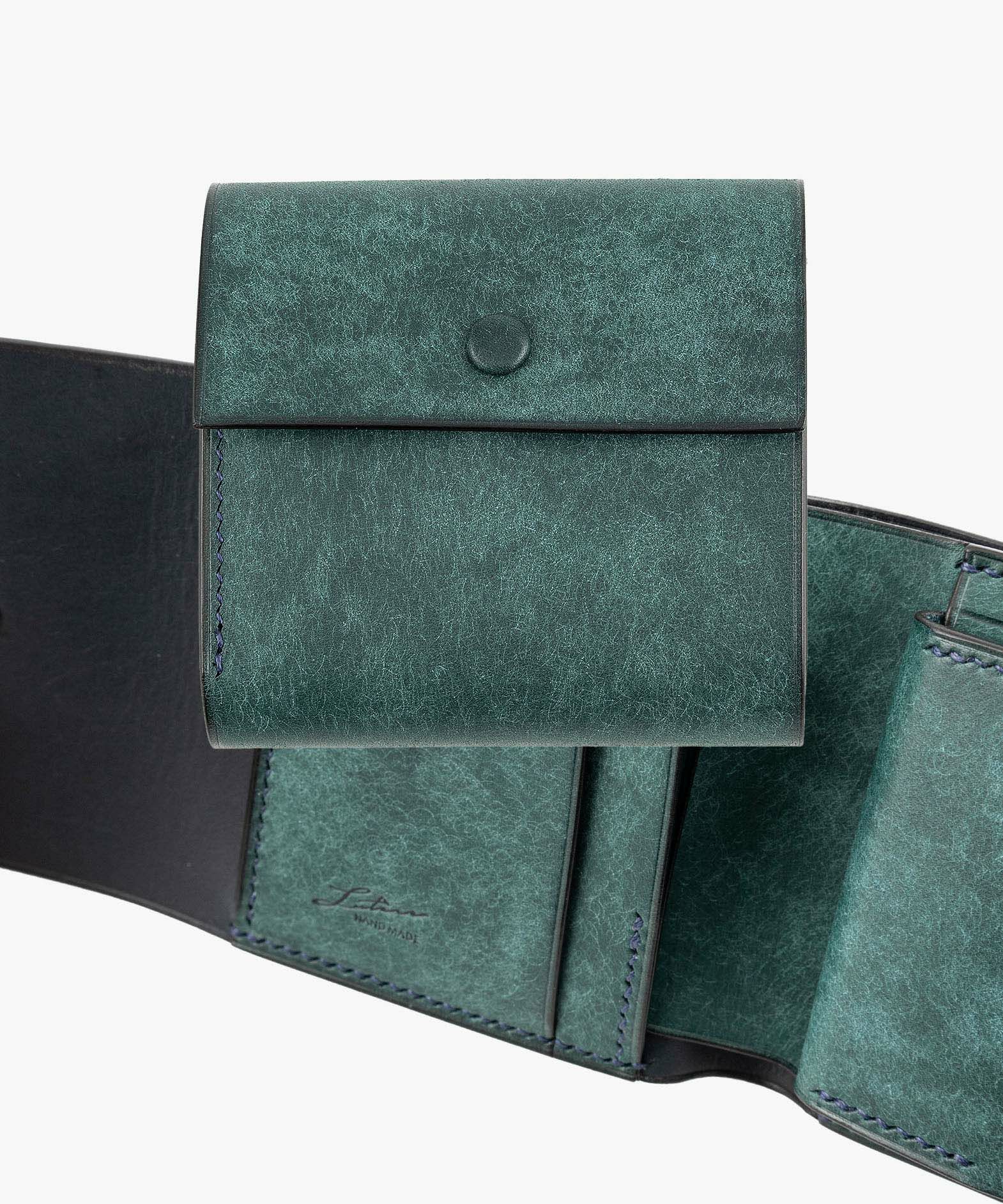 外装（プエブロ）：Petrolio、内装（プエブロ）：Petrolio、札入れ（リスシオ）：Navy、ホック：Silver、糸色：Navy