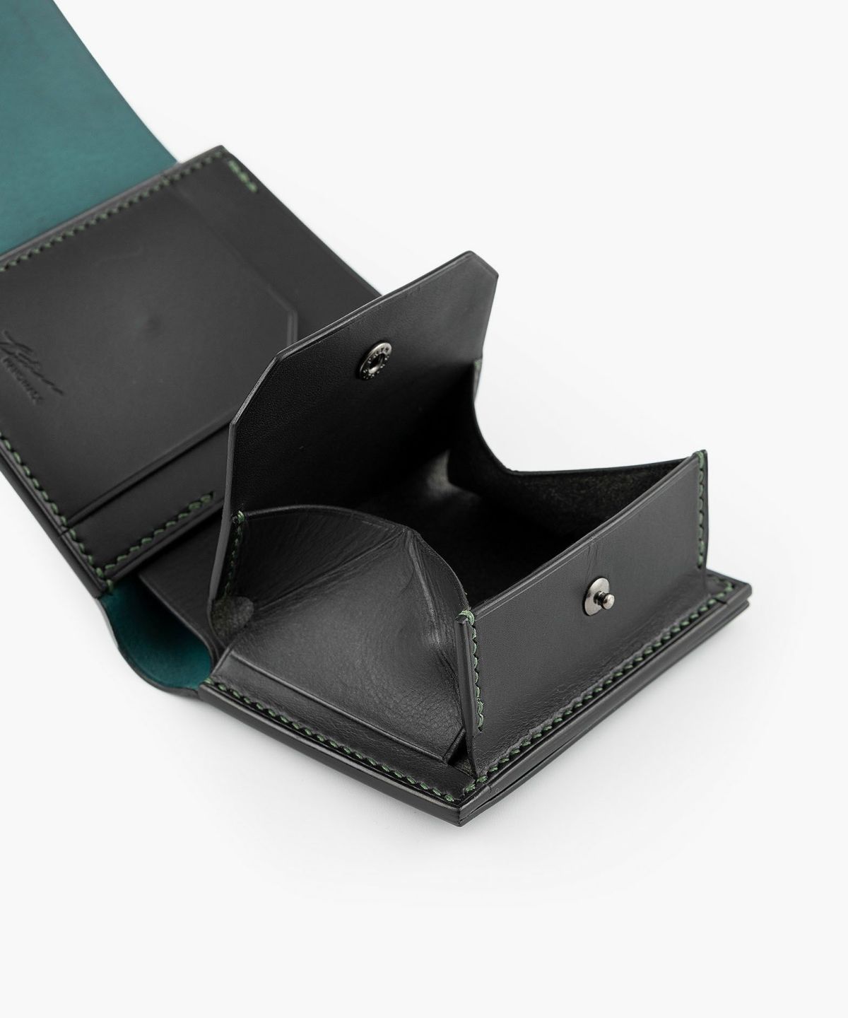 外装（リスシオ）：Black、内装（リスシオ）：Black、札入れ（リスシオ）：Hortensia、ホック：Black、糸色：Dark Gr