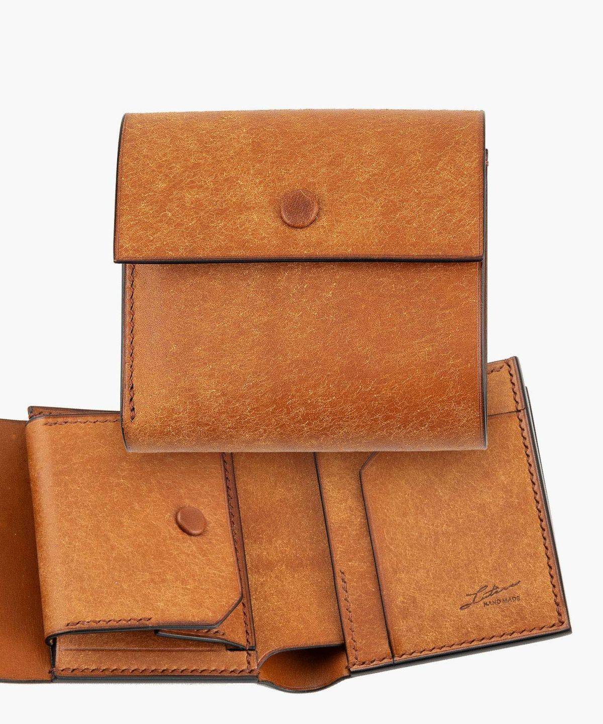 外装（プエブロ）：Cognac、内装（プエブロ）：Cognac、札入れ（リスシオ）：Cognac、ホック：Brass、糸色：Brown