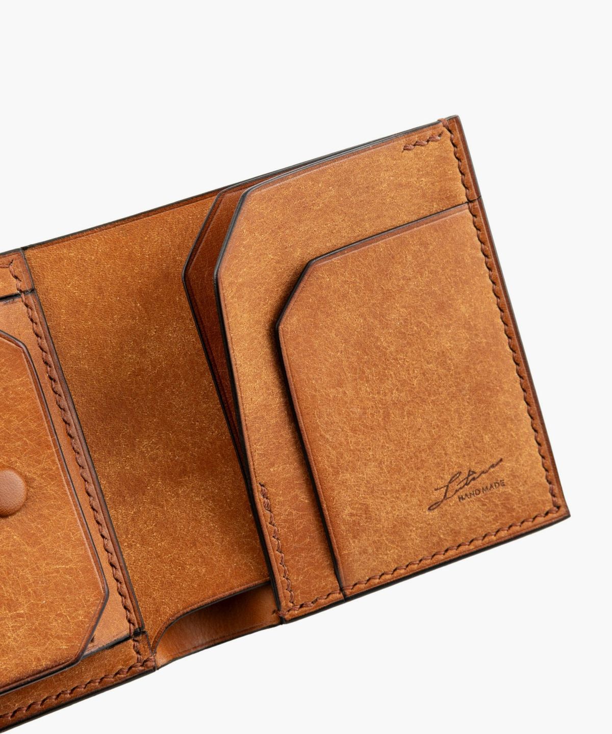 外装（プエブロ）：Cognac、内装（プエブロ）：Cognac、札入れ（リスシオ）：Cognac、ホック：Brass、糸色：Brown