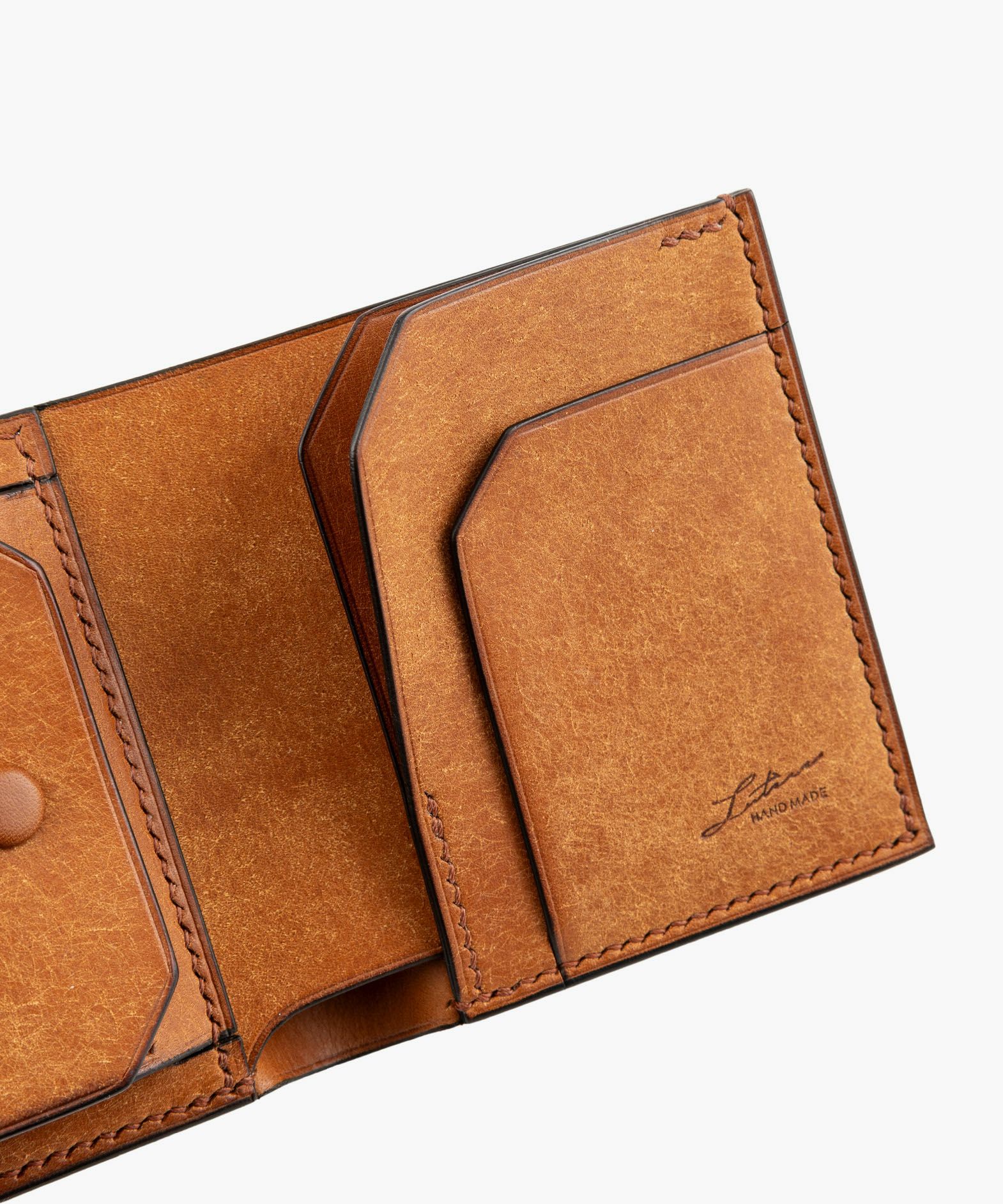 外装（プエブロ）：Cognac、内装（プエブロ）：Cognac、札入れ（リスシオ）：Cognac、ホック：Brass、糸色：Brown