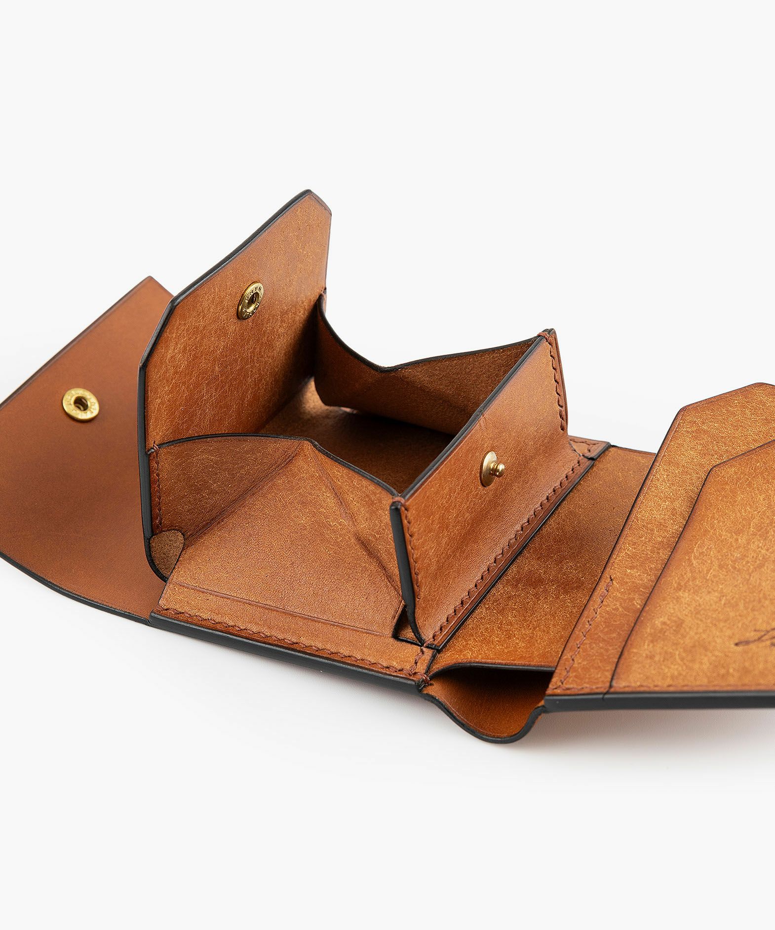 外装（プエブロ）：Cognac、内装（プエブロ）：Cognac、札入れ（リスシオ）：Cognac、ホック：Brass、糸色：Brown