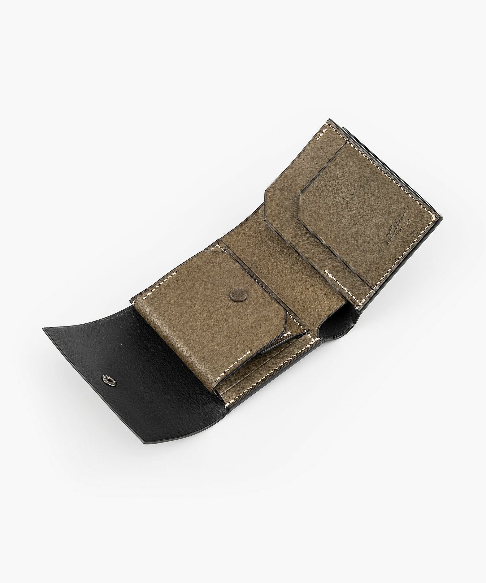 外装（リスシオ）：Grigio、内装（リスシオ）：Grigio、札入れ（リスシオ）：Black、ホック：Black、糸色：Crea