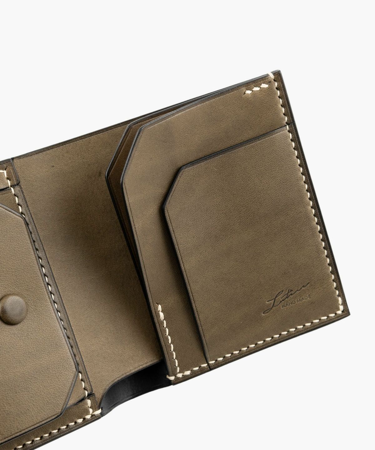 外装（リスシオ）：Grigio、内装（リスシオ）：Grigio、札入れ（リスシオ）：Black、ホック：Black、糸色：Crea