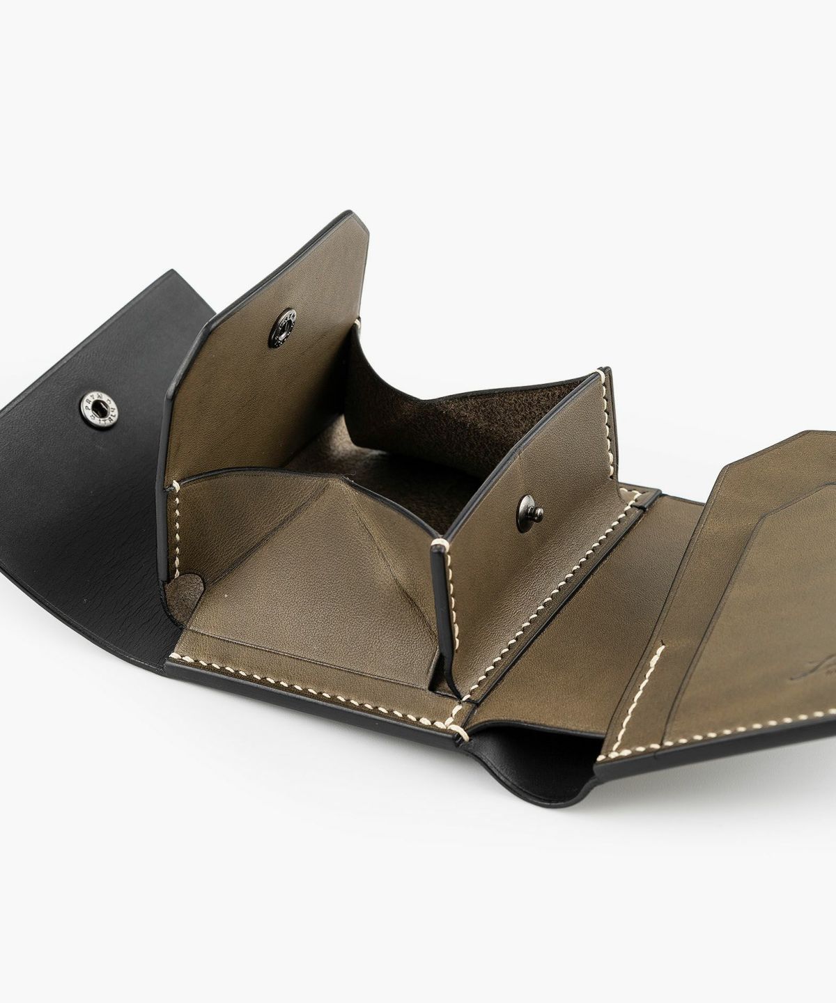 外装（リスシオ）：Grigio、内装（リスシオ）：Grigio、札入れ（リスシオ）：Black、ホック：Black、糸色：Crea