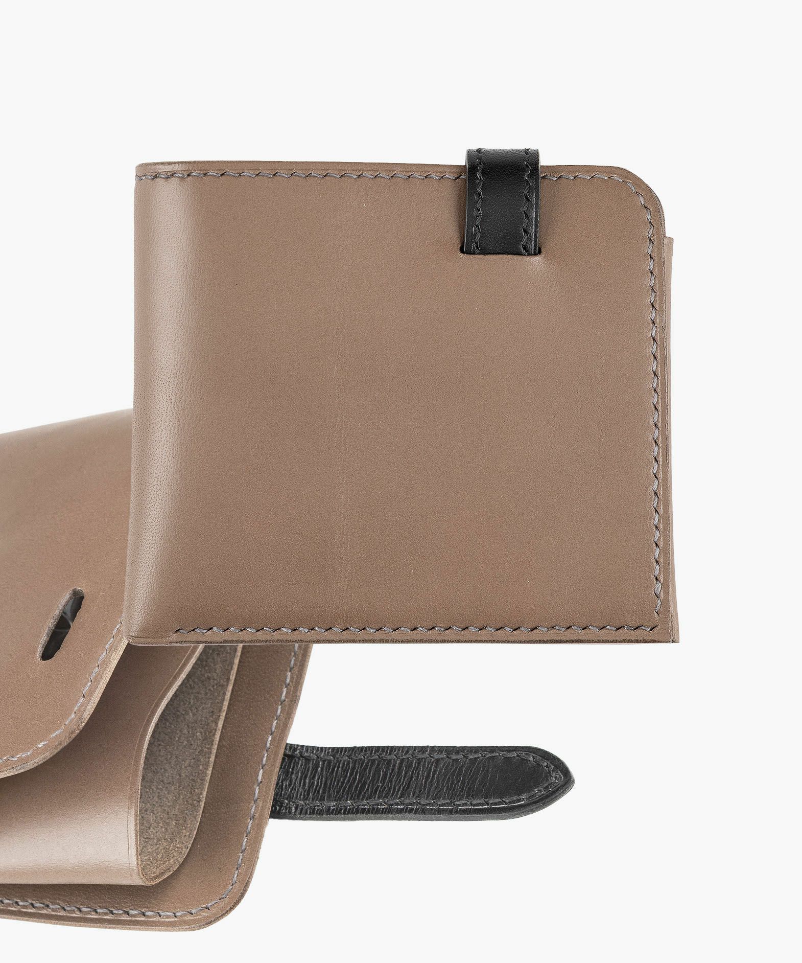 外装＆内装（ブッテーロ）：Grey、ベルト（ブッテーロ）：Nero