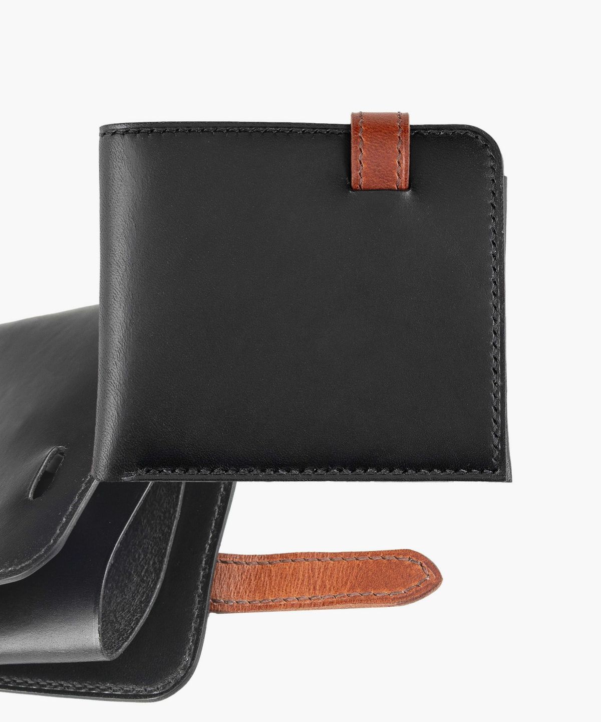 外装＆内装（ブッテーロ）：Nero、ベルト（マレンマ）：Red Brown