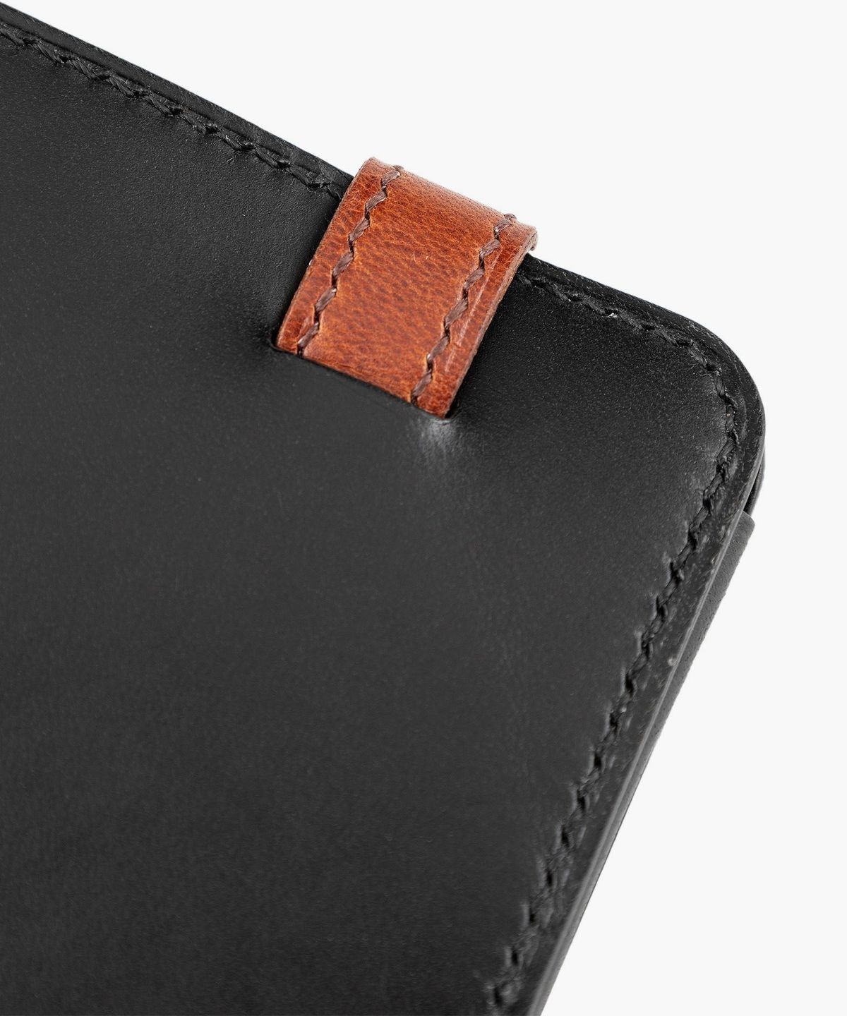 外装＆内装（ブッテーロ）：Nero、ベルト（マレンマ）：Red Brown