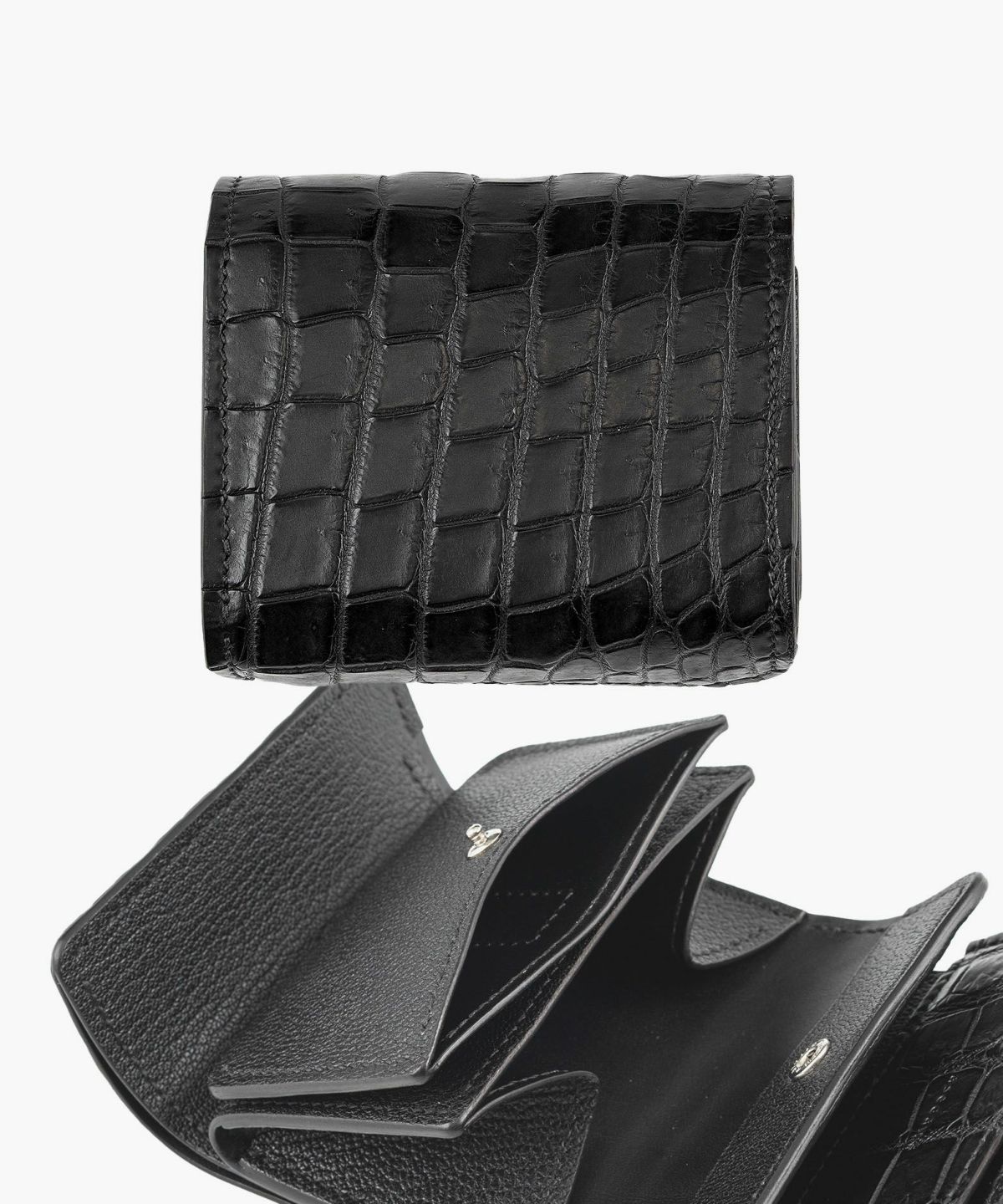 外装（ポロサス）：Black、糸色：Black、ホック：Silver、内装裏張り（ブルガロ）：Black、内装（シェーブル：Black、内装装飾：あおり式カードポケット＆コインケースフラップの両方