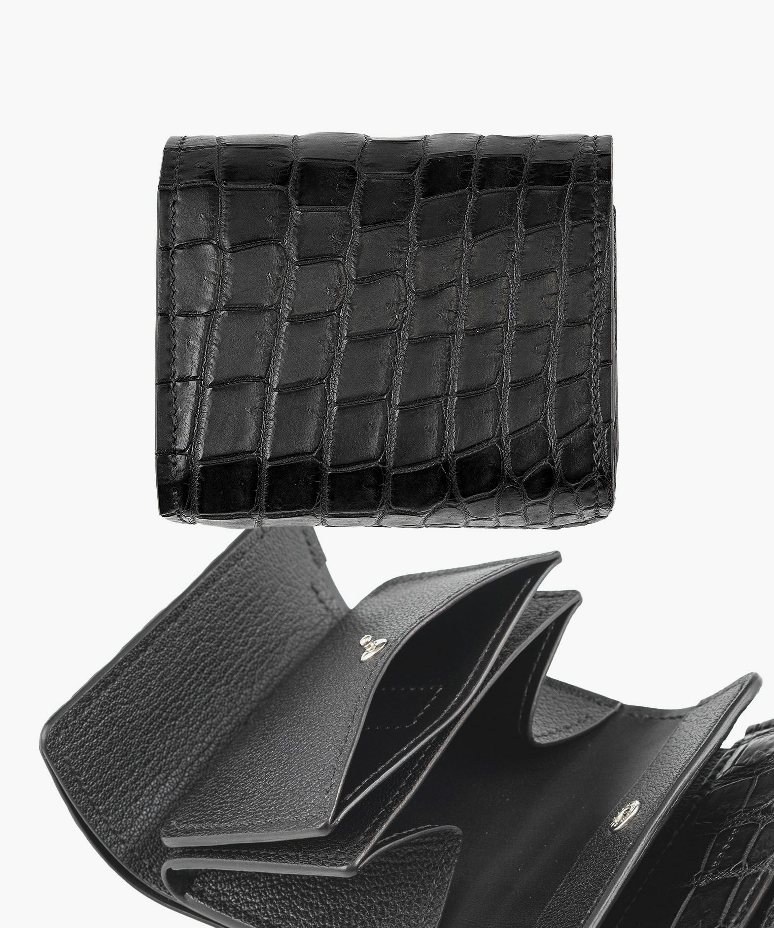 外装（ポロサス）：Black、糸色：Black、ホック：Silver、内装裏張り（ブルガロ）：Black、内装（シェーブル：Black、内装装飾：あおり式カードポケット＆コインケースフラップの両方