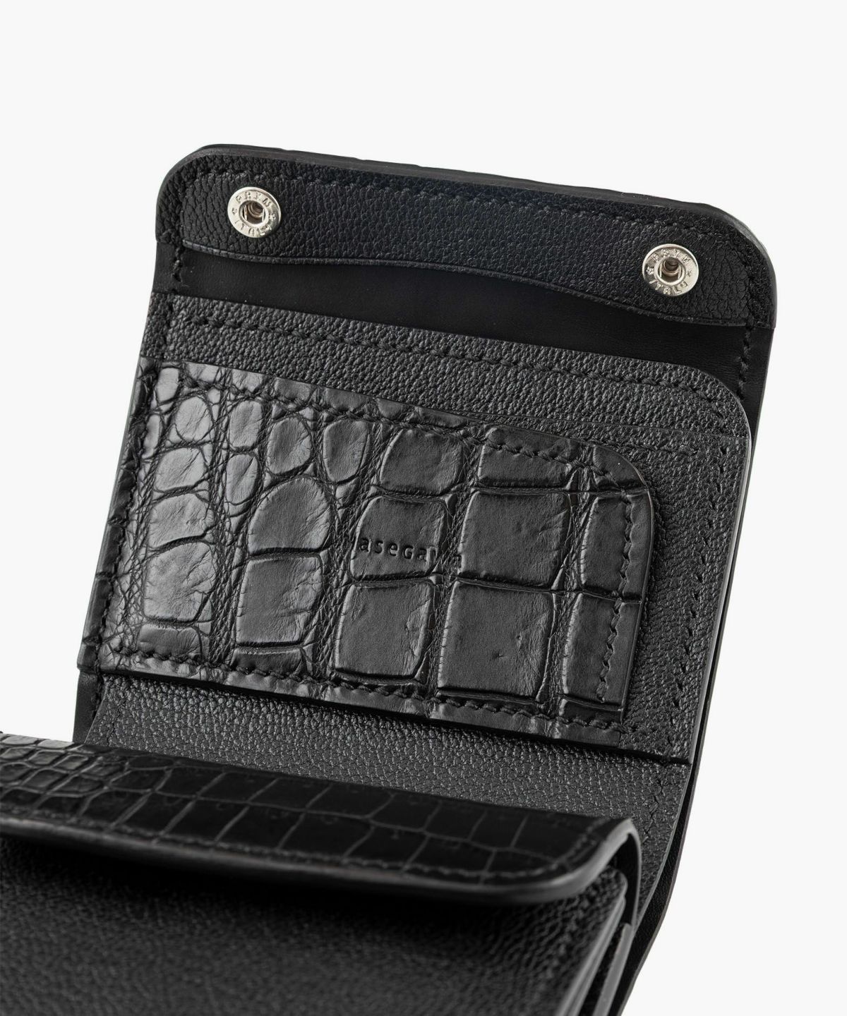 外装（ポロサス）：Black、糸色：Black、ホック：Silver、内装裏張り（ブルガロ）：Black、内装（シェーブル：Black、内装装飾：あおり式カードポケット＆コインケースフラップの両方