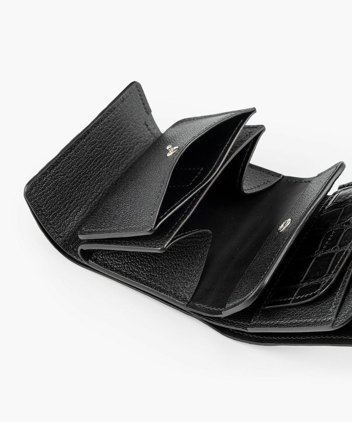 外装（ポロサス）：Black、糸色：Black、ホック：Silver、内装裏張り（ブルガロ）：Black、内装（シェーブル：Black、内装装飾：あおり式カードポケット＆コインケースフラップの両方