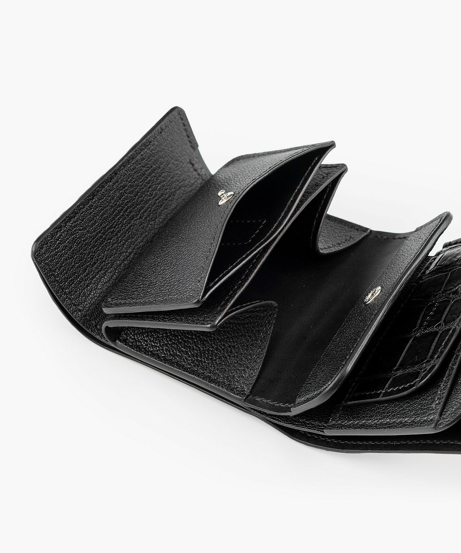 外装（ポロサス）：Black、糸色：Black、ホック：Silver、内装裏張り（ブルガロ）：Black、内装（シェーブル：Black、内装装飾：あおり式カードポケット＆コインケースフラップの両方