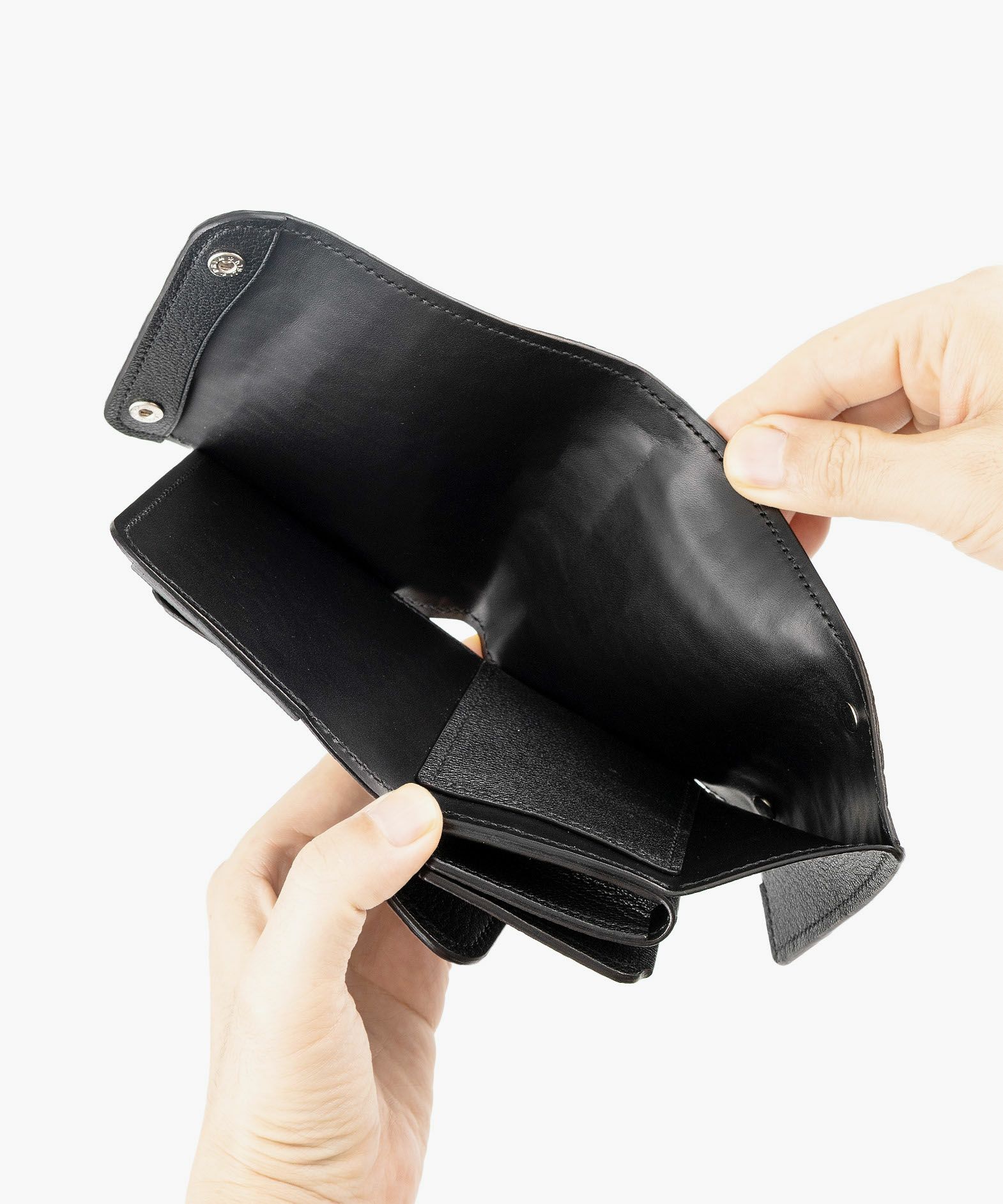外装（ポロサス）：Black、糸色：Black、ホック：Silver、内装裏張り（ブルガロ）：Black、内装（シェーブル：Black、内装装飾：あおり式カードポケット＆コインケースフラップの両方
