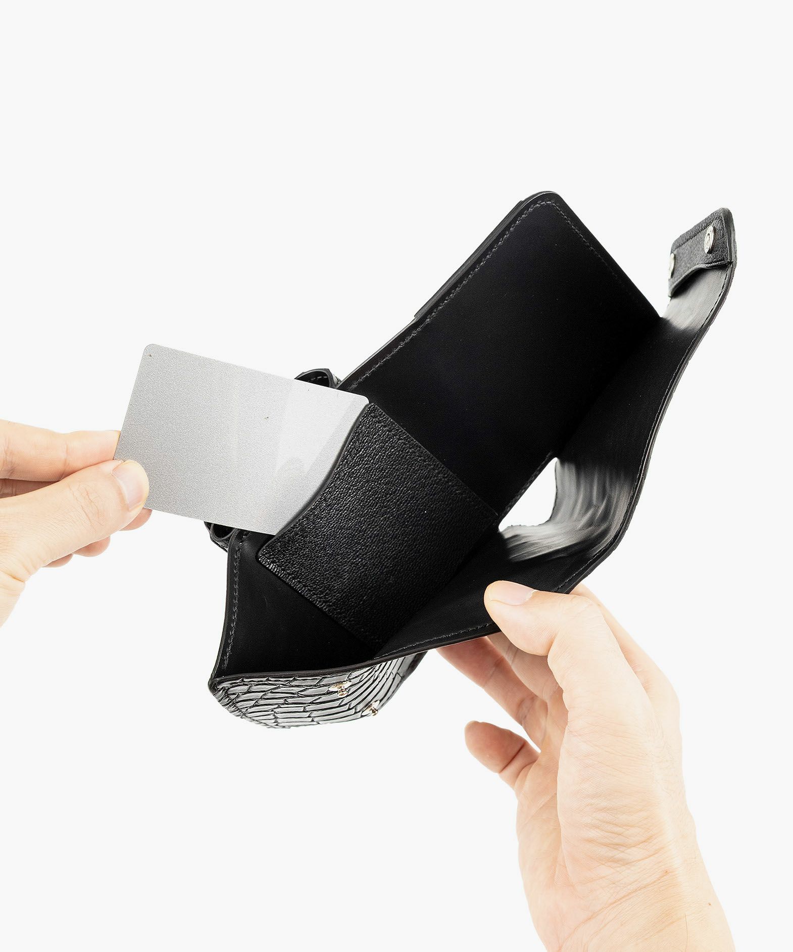外装（ポロサス）：Black、糸色：Black、ホック：Silver、内装裏張り（ブルガロ）：Black、内装（シェーブル：Black、内装装飾：あおり式カードポケット＆コインケースフラップの両方
