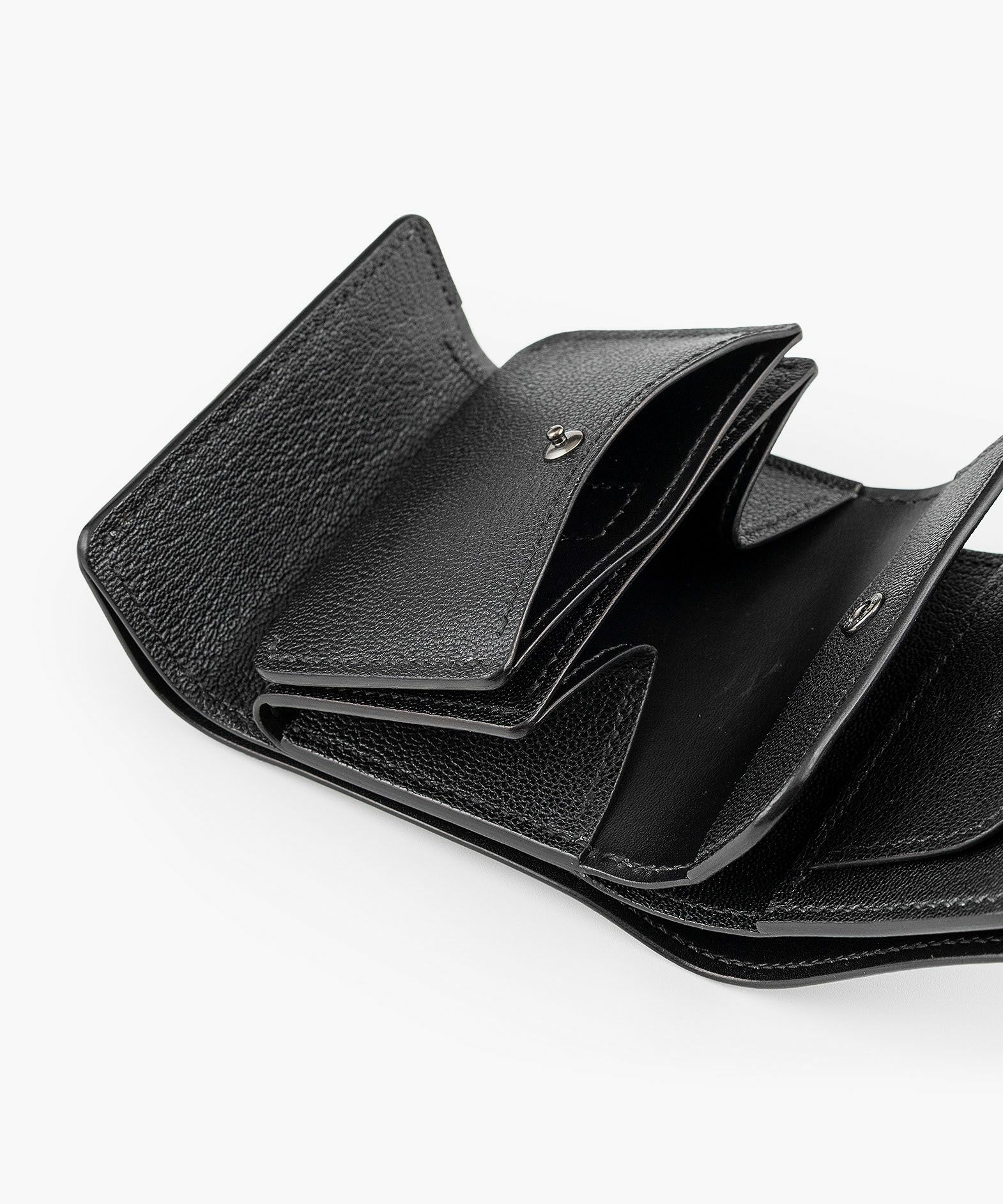 外装（シェーブル）：Black、内装（シェーブル）：Black、内装裏張り（ブルガロ）：Black、糸色：Black、ホック：Black