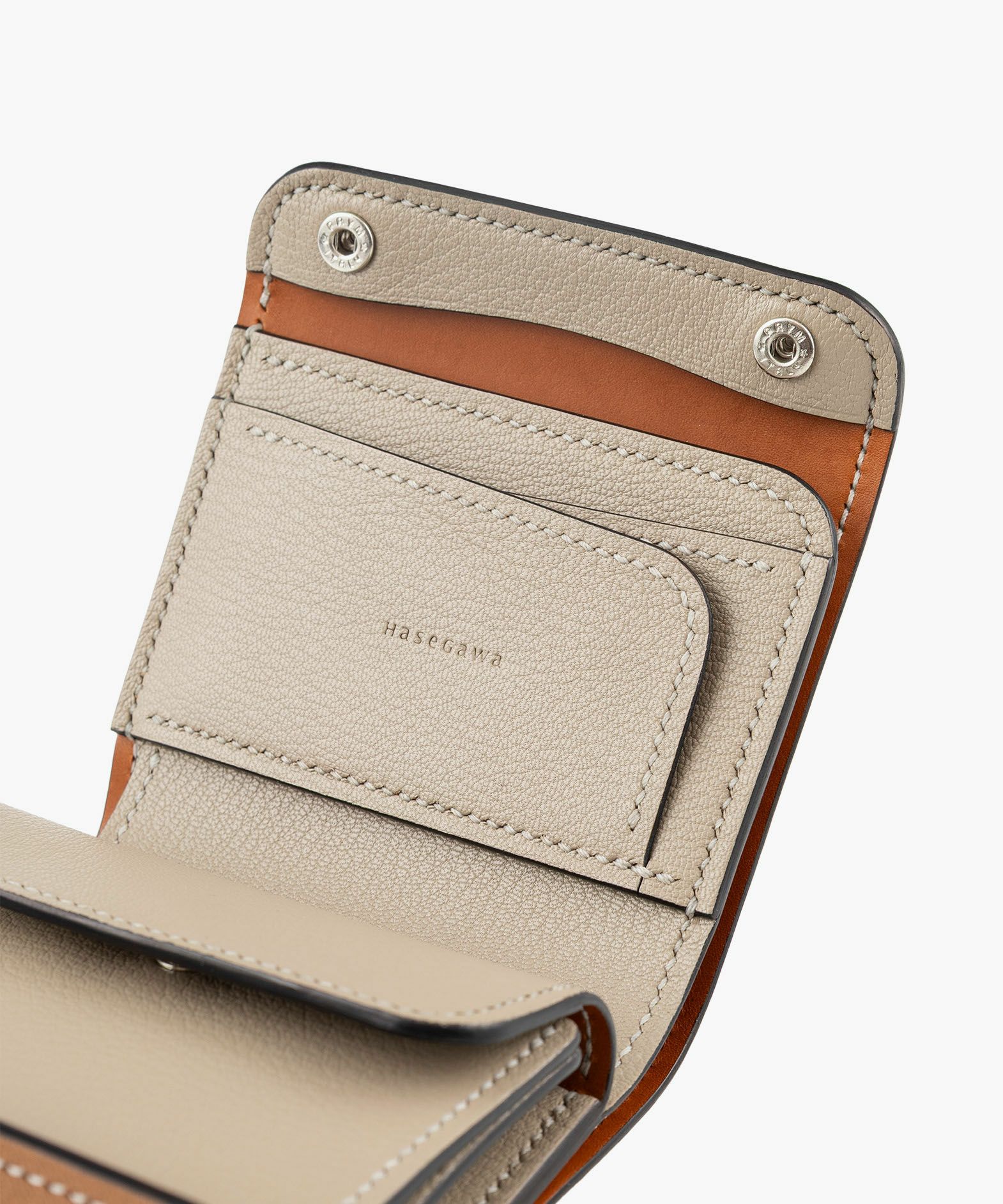 外装（シェーブル）：Camel、内装（シェーブル）：Camel、内装裏張り（ブルガロ）：Cognac、糸色：Gray、ホック：Silver
