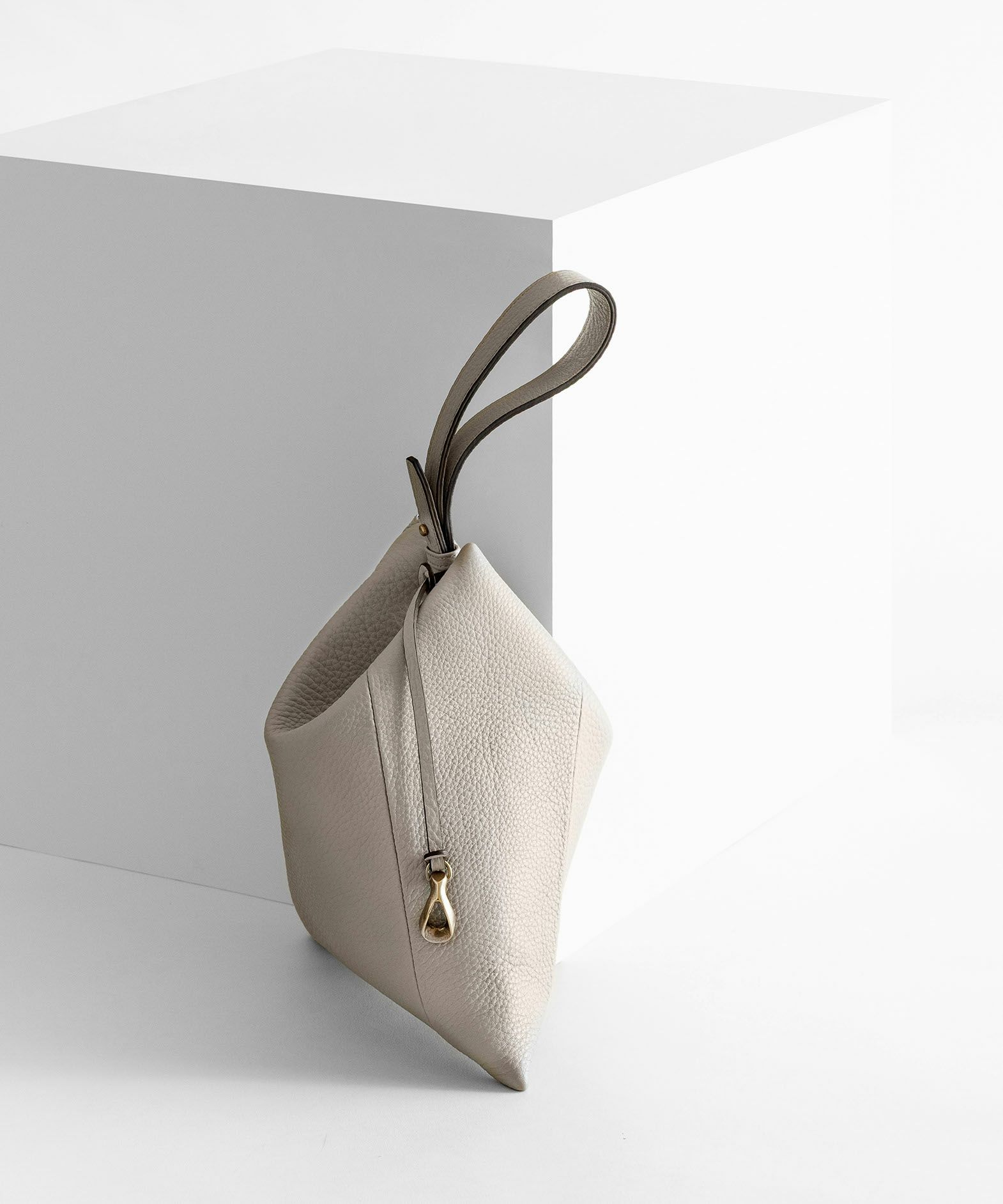 トライアングルポーチ“Prism”