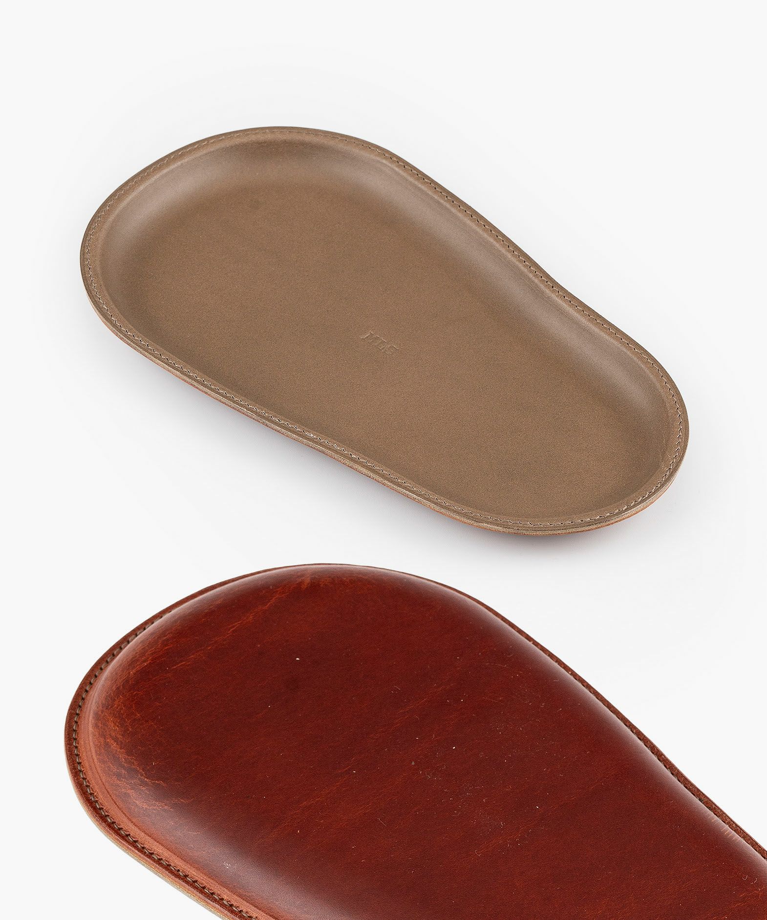 表面（ブッテーロ）：Grey、裏面（マレンマ）：Red Brown、糸色：トープ（154）