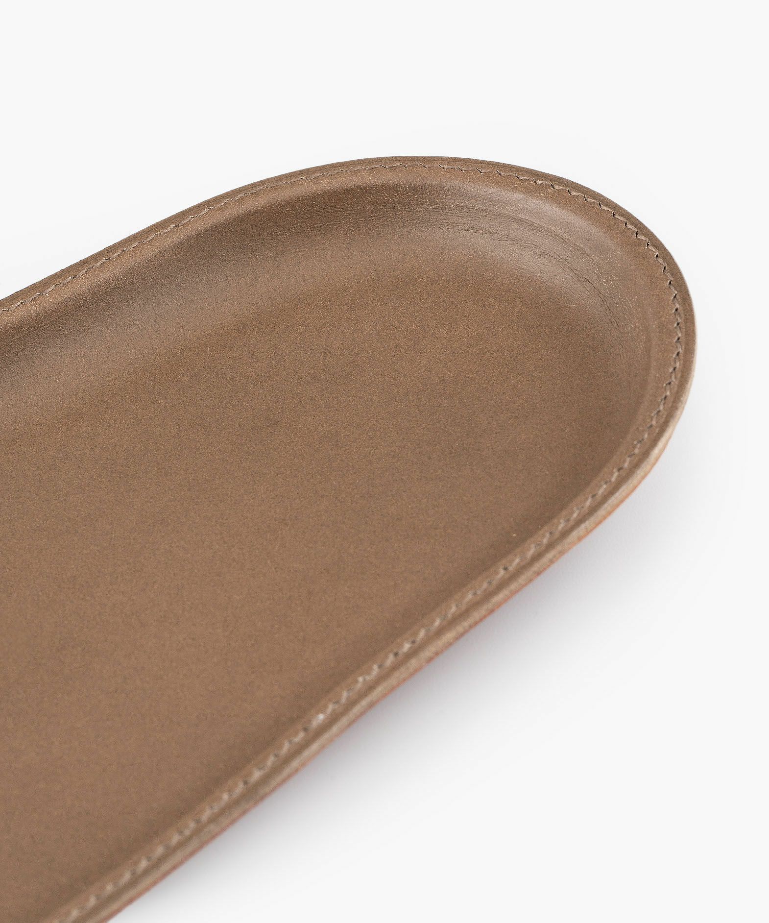 表面（ブッテーロ）：Grey、裏面（マレンマ）：Red Brown、糸色：トープ（154）